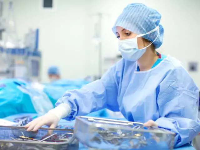 nurse working in surgery