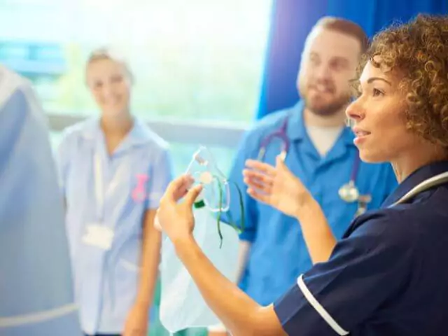 lead nurse training others how to use oxygen mask